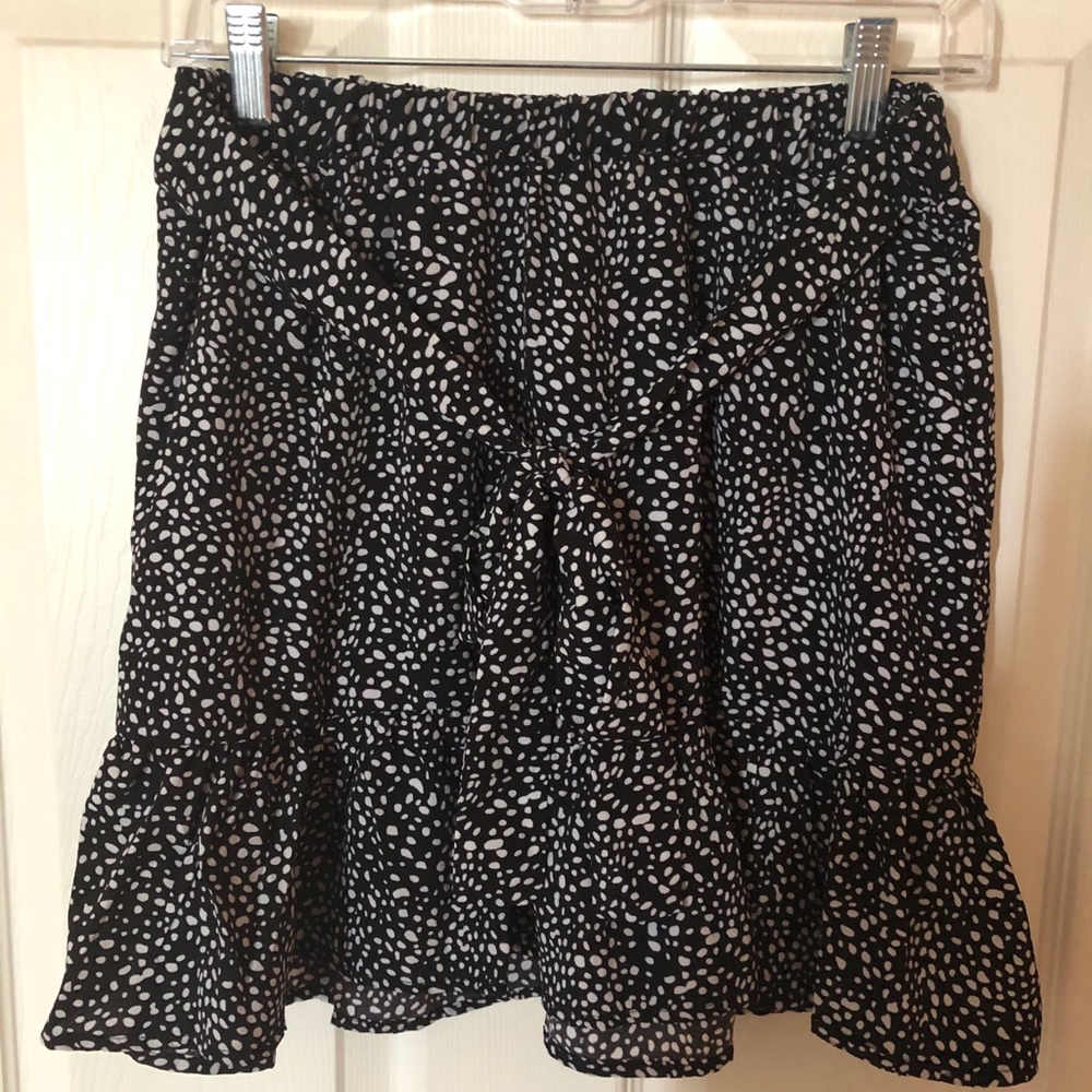 black and white spotted mini skirt w/ tie